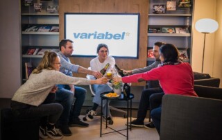 Lounge Mitarbeitende cheers variabel Medienvielfalt