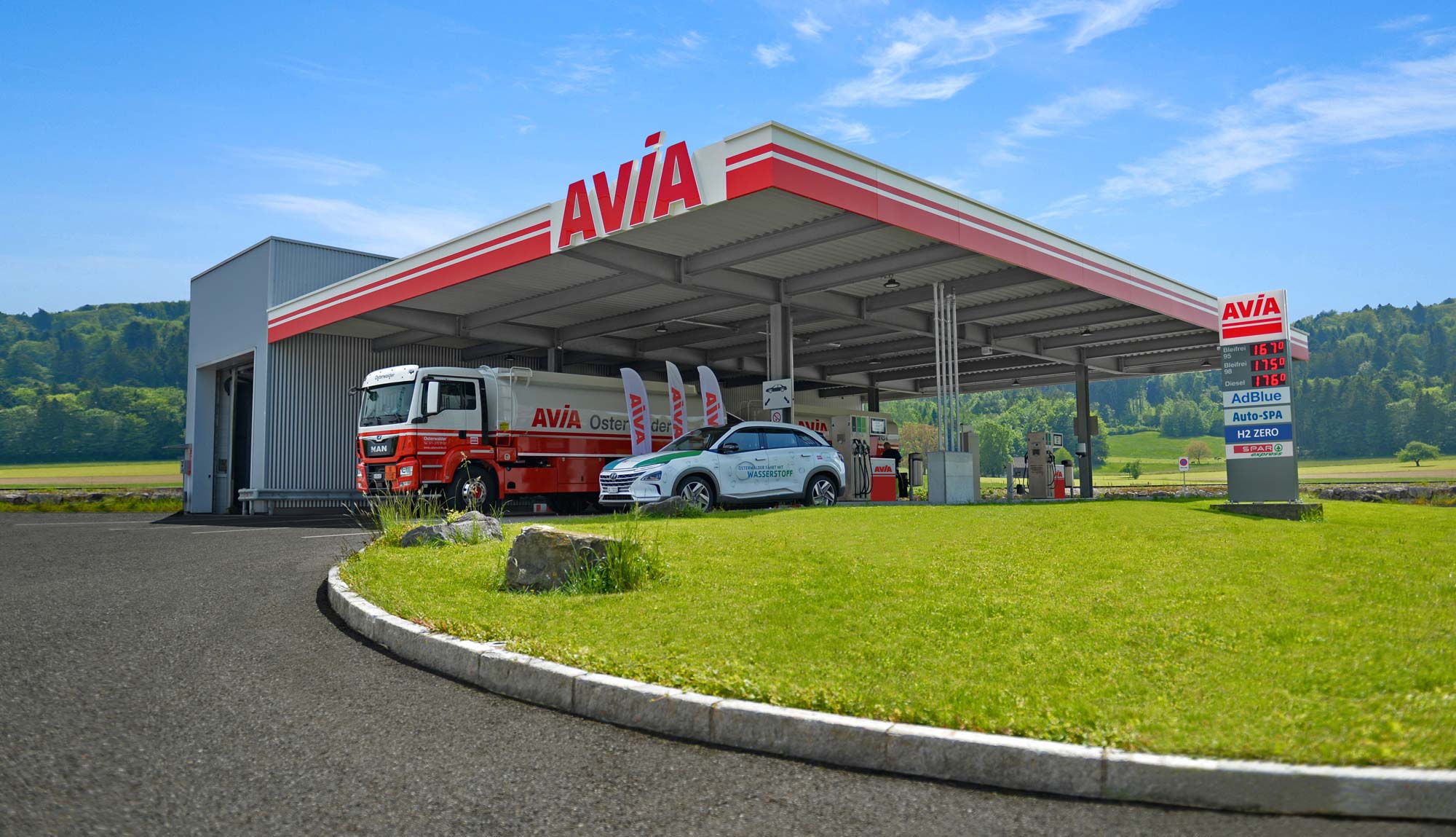 AVIA Tankstelle Gossau mit LKW variabel Medienvielfalt